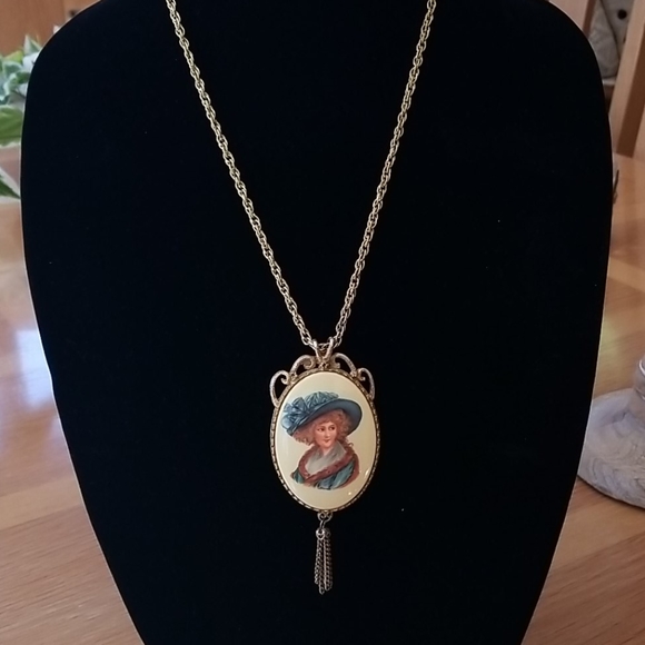 Vintage Victorian Lady Gold Tone Pendant Necklace - Picture 8 of 9